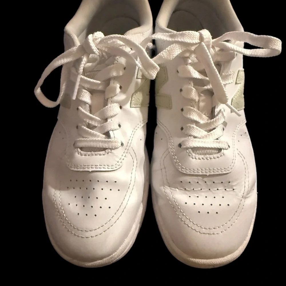 Women’s‎ New Balance white sneakers size 8.5